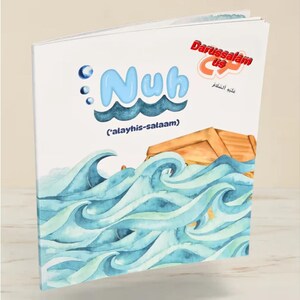 Peut inclure: Un livre pour enfants intitulé "Nuh" avec une illustration à l'aquarelle de vagues et d'une arche en bois. La couverture présente le titre en bleu, avec du texte supplémentaire en anglais et en arabe. Le design du livre est lumineux et coloré.