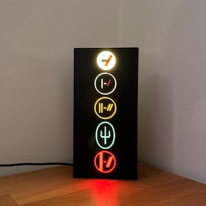 Può includere: Un set di tre tazze in ceramica con finitura opaca e macchiettata. Le tazze sono nei toni del crema, grigio chiaro e grigio scuro. Ogni tazza ha un design semplice e minimalista e un manico arrotondato.