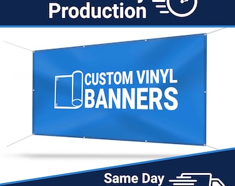 Puede incluir: Una pancarta azul con texto blanco que dice "CUSTOM VINYL BANNERS". La pancarta está suspendida por cuerdas blancas. La parte superior de la imagen tiene el texto "Same Day Production" y un icono de reloj. La parte inferior de la imagen tiene el texto "Same Day Shipping" y un icono de camión.