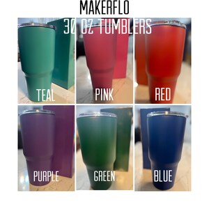Pu&ograve; includere: Immagine di sei bicchieri da 887 ml in vari colori: verde acqua, rosa, rosso, viola, verde e blu. Ogni bicchiere ha un coperchio argentato ed &egrave; esposto con una scatola colorata abbinata. Il testo "MAKERFLO" e "30 OZ TUMBLERS" &egrave; in alto.
