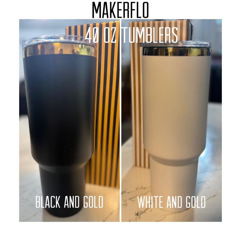 Pu&ograve; includere: Due bicchieri da 1,18 litri, uno nero e uno bianco, con bordi e coperchi dorati. Il testo "MAKERFLO" e "40 OZ TUMBLERS" sono in alto. Il bicchiere nero ha il testo "BLACK AND GOLD" e il bicchiere bianco ha il testo "WHITE AND GOLD".