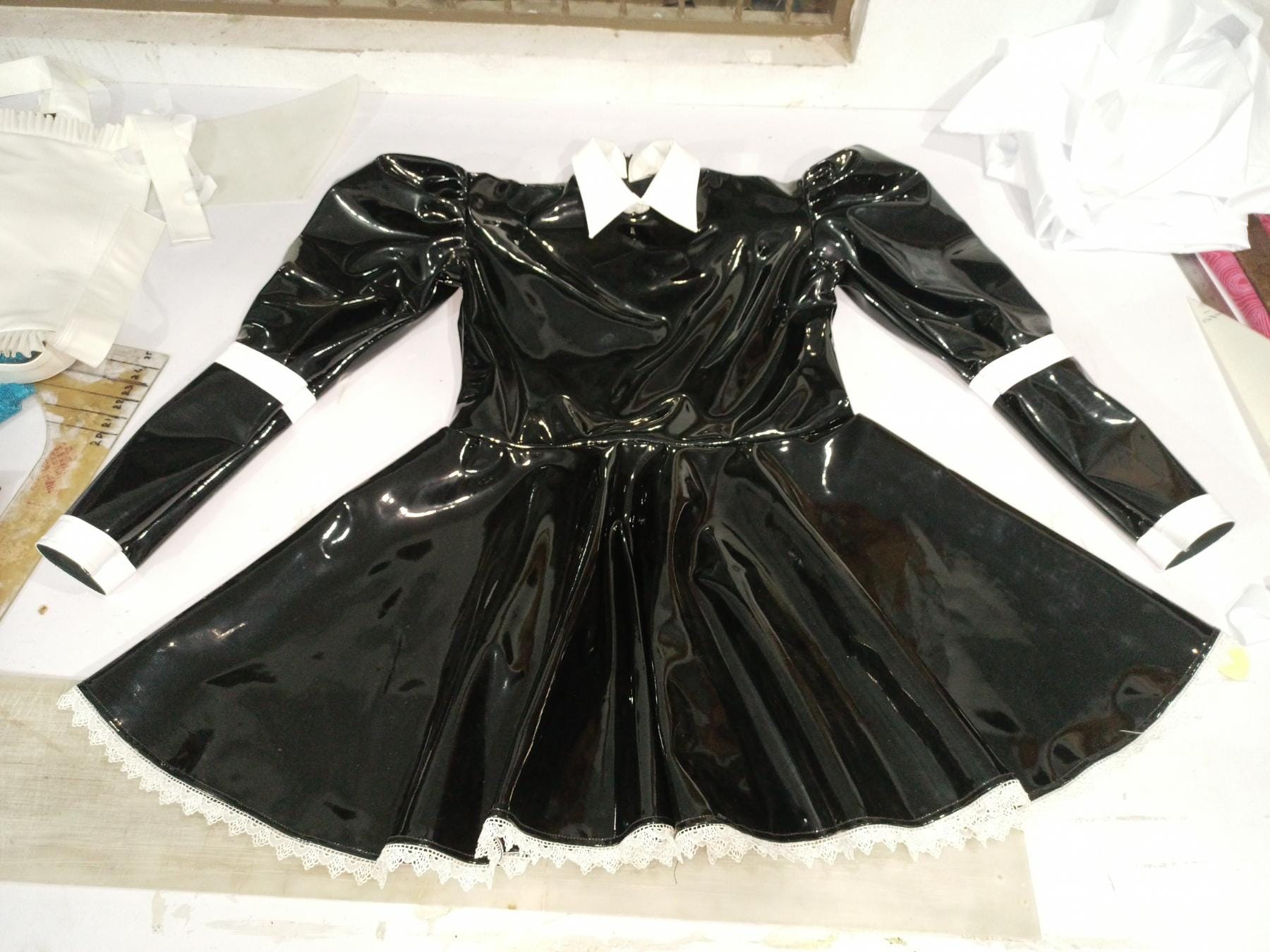黒のPVC製フレンチメイド服 – サテンエプロン付き カワイイコスプレ XS