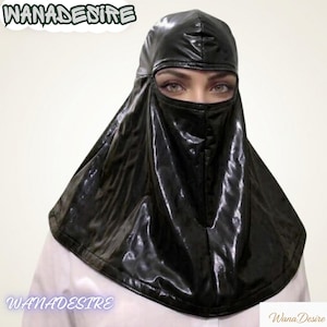Peut inclure: Un capuchon et un couvre-visage noirs et brillants. Le capuchon couvre la tête et le cou, avec une ouverture pour le visage. Le texte "WANADESTRE" est en haut et en bas de l'image. Le produit est fait d'un matériau brillant.