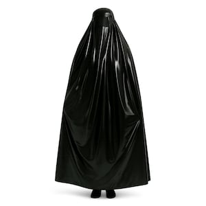 Peut inclure: Vue d'une personne portant une burqa noire. La burqa est faite d'un matériau brillant et réfléchissant, couvrant tout le corps, y compris la tête et le visage. La personne se tient sur un fond blanc.