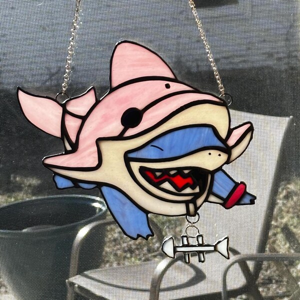 Jeff The Land Shark Pink Dolphin de Marvel Rivals inspiró vidrieras