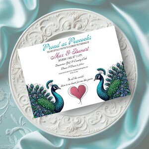 mutige wunderschöne Hochzeitskarte zur Hochzeit mit zwei Pfauen, einem Herz und einem liebevollen Spruch. Elegant, farbenfroh und mit ein klein wenig Frechheit