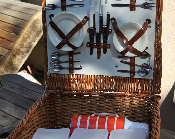 Beautifu 50's Vintage Optima English Wicker Picnic Basket Set for 6