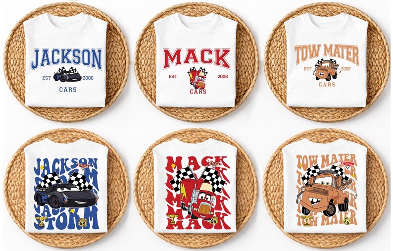 Pode incluir: Camisetas brancas com v&aacute;rios designs de personagens do filme Carros. Os designs incluem os nomes "Jackson", "Mack" e "Tow Mater", juntamente com bandeiras de corrida e a palavra "Cars". Cada camisa est&aacute; em um sousplat tecido.