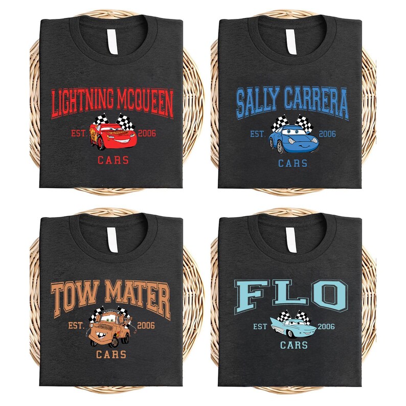 Pode incluir: Quatro camisetas cinza escuro com diferentes designs de personagens do filme Carros. Cada camisa apresenta o nome de um personagem, um gr&aacute;fico de carro, o texto "EST. 2006" e a palavra "CARS". Os designs incluem Rel&acirc;mpago McQueen, Sally Carrera, Mate e Flo.