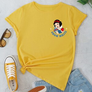 Op de afbeelding: Een set van drie keramische mokken met een gespikkelde, matte afwerking. De mokken zijn in cr&egrave;me, lichtgrijs en donkergrijs. Elke mok heeft een eenvoudig, minimalistisch ontwerp.