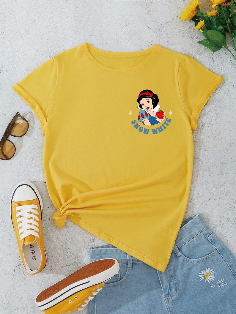 Op de afbeelding: Een set van drie keramische mokken met een gespikkelde, matte afwerking. De mokken zijn in cr&egrave;me, lichtgrijs en donkergrijs. Elke mok heeft een eenvoudig, minimalistisch ontwerp.