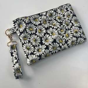 Clutch met madeliefjesprint – schattige avondportemonnee met bloemen – Handgemaakte portemonnee met madeliefjespatroon – cadeau voor haar