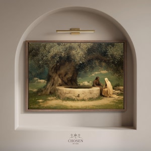 Könnte beinhalten: Gerahmtes Gemälde mit zwei Figuren, die unter einem großen Baum an einem Brunnen sitzen. Das Kunstwerk weist gedämpfte Grün-, Braun- und Beigetöne mit weichem, natürlichem Licht auf. Das Gemälde ist in einer Wandnische mit einer goldfarbenen Leuchte montiert.