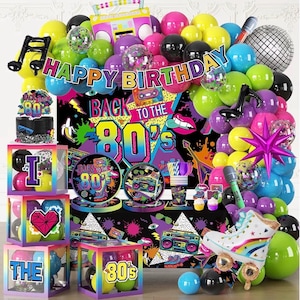 Może przedstawiać: Zestaw dekoracji imprezowych w stylu lat 80. z łukiem balonowym w neonowych kolorach, tłem z napisem 'HAPPY BIRTHDAY BACK TO THE 80's', stosami przezroczystych pudełek z literami, papierowymi talerzykami, kubeczkami oraz balonem w kształcie wrotki.