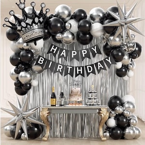 Schwarze Geburtstagsdekoration für Männer mit weißen, schwarzen und silbernen Luftballons, Girlande und silbernem Fransenvorhang für den 21., 25., 27., 30. und 35. Geburtstag.