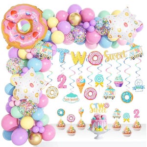 145 pièces Deux décorations d'anniversaire douces, fournitures de fête de beignet pour les filles Kit de guirlande de ballons étoiles bannière douce Décoration de gâteau pour fête de crème glacée