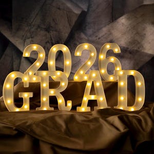 Decoraciones de graduación 2026-8 LED con letras iluminadas de marquesina larga "Grad 2026" - Decoración para fiestas de graduación de jardín de infantes, preescolar y secundaria