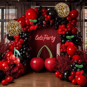 Kit arco di palloncini rosso e nero, ghirlanda di palloncini imbottiti doppi neri, bordeaux, rosso rubino, palloncini in lamina con stampa a ghepardo per festa di compleanno di ciliegie