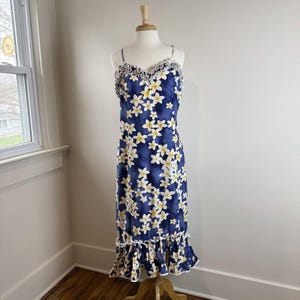 May include: A set of three ceramic nesting bowls in shades of blue, green, and white. The bowls have a speckled glaze and a simple design. The largest bowl is approx. 18 cm in diameter.