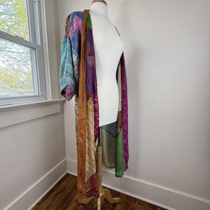 Kimono largo reversible de seda con patchwork, estilo vintage, con abertura frontal.