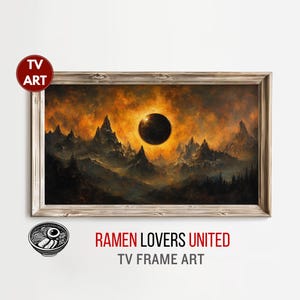 Könnte beinhalten: Gerahmtes Landschaftsgemälde mit einem dunklen, bedrohlichen Himmel und einer großen, dunklen Kugel. Das Kunstwerk zeigt Bergsilhouetten und eine warme, orange-braune Farbpalette. Der Rahmen ist aus hellem Holz. Der Text auf dem Bild lautet "TV ART" und "RAMEN LOVERS UNITED TV FRAME ART."