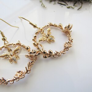 Flower wreath earrings - bee dangle, boho earrings for women, spring flowers, insect earrings dangle