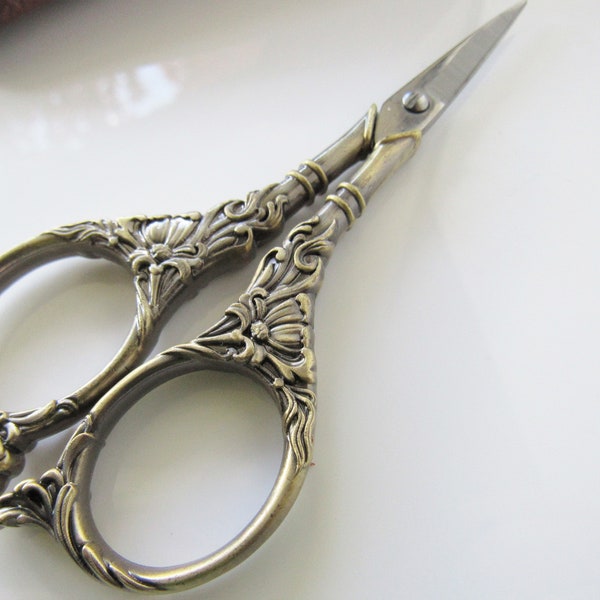 Vintage style floral scissors - flowers, embroidery gifts, fiber art supplies, quilting, flower scissors