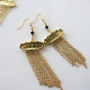 Goldene UFO-Ohrringe baumelnde, handgefertigte Ohrringe für Frauen, Quastenfransen, Edelstein Spinel