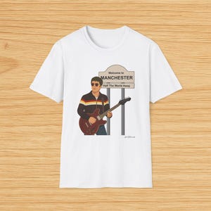Maglietta personalizzabile di Noel Gallagher - "Half The World Away [Your City]" - Maglietta parodia degli Oasis - Regalo per fan del Britpop - Maglietta ispirata a Manchester