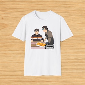 Funny Noel Gallagher Liam Gallagher T-Shirt - Digsy&#39;s Dinner Lasagna - Oasis Parody Tee - Britpop Gift - Mancunian Rock Band Fan Shirt