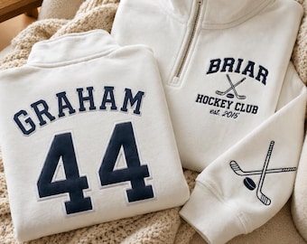 Anpassad Graham 44 Briar University Quarter Zip, Broderad Hockey Romance Off Campus Hockey Sweatshirt, Bokinspirerad Gåva till henne