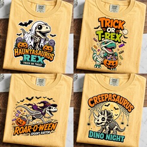 Könnte beinhalten: Vier gelbe T-Shirts mit Dinosaurier-Halloween-Motiven. Die Designs zeigen ein Skelett-Dinosaurier-Gespenst, einen Mumien-Dinosaurier mit Süßigkeiten, einen Skelett-Dinosaurier mit Hexenhut und einen Skelett-Triceratops vor einem Vollmond.