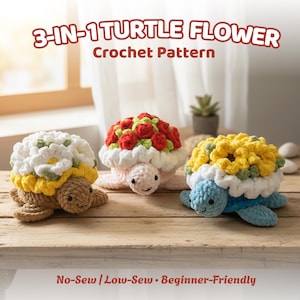 Könnte beinhalten: Drei gehäkelte Schildkrötenfiguren mit blütenförmigen Panzerungen. Die Schildkröten sind braun, rosa und blau, jede mit unterschiedlich farbigen gehäkelten Blumen bedeckt. Der Text "3-IN-1 TURTLE FLOWER Crochet Pattern" steht oben.