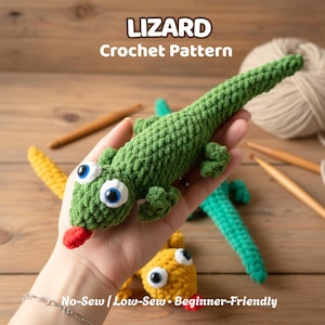 Puede incluir: Un patrón de lagarto verde tejido a ganchillo con ojos azules y blancos y una lengua roja. El texto "LIZARD Crochet Pattern" está en la parte superior. El texto "No-Sew | Low-Sew • Beginner-Friendly" está en la parte inferior.