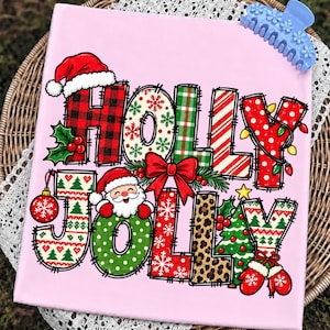 以下が含まれることがあります： HOLLY JOLLYという文字が大きく描かれたライトピンクの長方形のサイン。文字は赤と緑のチェック柄、キャンディケインのストライプ、赤の水玉、ヒョウ柄、クリスマスツリーのモチーフなど様々なパターンで構成され、ライトブルーのヘアクリップが添えられています。