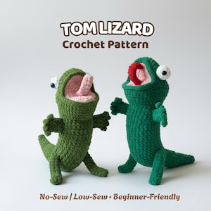 Puede incluir: Dos juguetes de crochet de lagarto verde con la boca abierta y la lengua afuera. Los lagartos tienen ojos blancos y negros y posan como si estuvieran bailando. El texto "TOM LIZARD Crochet Pattern" está encima de los lagartos. El texto "No-Sew / Low-Sew • Beginner-Friendly" está debajo.