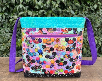 Bolso bandolera Disney con diseño de Minnie, Donald, Toy Story, Donald Duck, Winnie the Pooh, Úrsula y Goofy.
