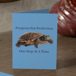 Tarjetas de felicitación, Progreso, no perfección, Motivación, Ánimo, Diseño de tortuga, Tarjeta de 12 pasos, Tarjeta inspiradora, Regalos de recuperación,