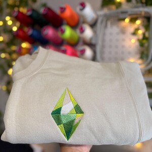 Sudadera inspirada en Los Sims / Sudadera con capucha verde de Plumbob / Sudadera de cuello redondo con estética gamer / Sudadera acogedora para juegos / Sudadera de regalo para Simming / Personalizable imagen 2