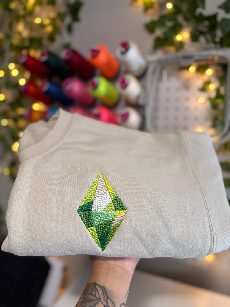 Sudadera inspirada en Los Sims / Sudadera con capucha verde de Plumbob / Sudadera de cuello redondo con estética gamer / Sudadera acogedora para juegos / Sudadera de regalo para Simming / Personalizable imagen 2