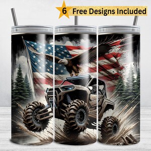 Puede incluir: Un diseño de vaso patriótico con una bandera estadounidense, un águila y un vehículo todoterreno. El diseño incluye el texto "6 Free Designs Included" en una estrella dorada. El vaso tiene una tapa plateada y una pajita.