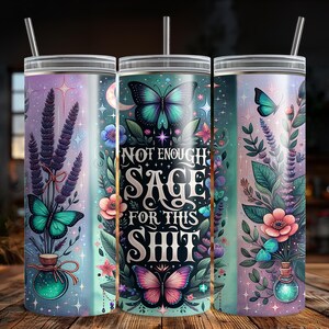 Op de afbeelding: Drie roestvrijstalen bekers met deksels en rietjes. Elke beker heeft een uniek ontwerp met vlinders, bloemen en de tekst "NOT ENOUGH SAGE FOR THIS SHIT". De bekers hebben een kleurrijk, grillig ontwerp.