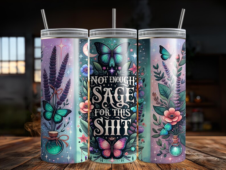 Op de afbeelding: Drie roestvrijstalen bekers met deksels en rietjes. Elke beker heeft een uniek ontwerp met vlinders, bloemen en de tekst "NOT ENOUGH SAGE FOR THIS SHIT". De bekers hebben een kleurrijk, grillig ontwerp.