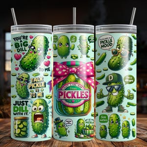 Op de afbeelding: Drie hoge, ge&iuml;soleerde bekers met designs met augurken. E&eacute;n beker heeft een grote augurk met harten en de tekst "You're a Big Dill to Me". Een andere heeft een pot augurken met een roze strik en de tekst "Just a Girl Who Loves Pickles."