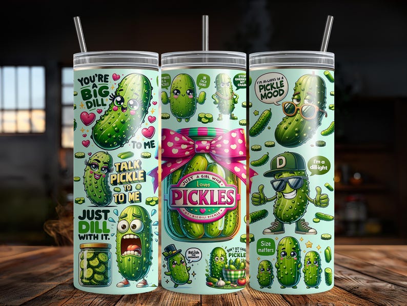 Op de afbeelding: Drie hoge, ge&iuml;soleerde bekers met designs met augurken. E&eacute;n beker heeft een grote augurk met harten en de tekst "You're a Big Dill to Me". Een andere heeft een pot augurken met een roze strik en de tekst "Just a Girl Who Loves Pickles."