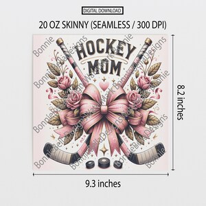 Puede incluir: Un dise&ntilde;o de descarga digital para un vaso delgado de 20 oz, con el texto "HOCKEY MOM". El dise&ntilde;o incluye palos de hockey cruzados, un gran lazo rosa, rosas y discos de hockey. El dise&ntilde;o mide 23,6 cm de ancho y 20,8 cm de alto.