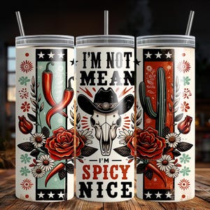 Pode incluir: Tr&ecirc;s canecas de a&ccedil;o inoxid&aacute;vel com tampas e canudos. Cada caneca apresenta um design exclusivo com tema ocidental. Uma tem pimentas vermelhas, outra uma caveira com chap&eacute;u de cowboy e a &uacute;ltima um cacto. O texto "I'M NOT MEAN I'M SPICY NICE" &eacute; exibido.
