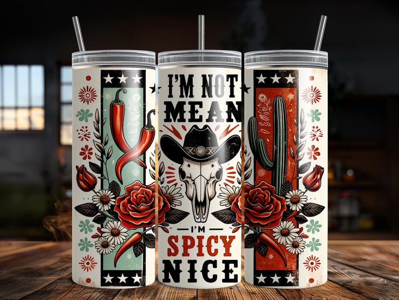Pode incluir: Tr&ecirc;s canecas de a&ccedil;o inoxid&aacute;vel com tampas e canudos. Cada caneca apresenta um design exclusivo com tema ocidental. Uma tem pimentas vermelhas, outra uma caveira com chap&eacute;u de cowboy e a &uacute;ltima um cacto. O texto "I'M NOT MEAN I'M SPICY NICE" &eacute; exibido.