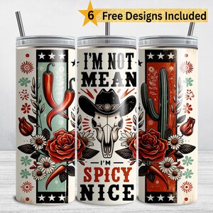 Pode incluir: Tr&ecirc;s canecas de a&ccedil;o inoxid&aacute;vel com tampas e canudos. Cada caneca apresenta um design exclusivo com tema ocidental. Uma tem pimentas, outra uma caveira com chap&eacute;u de cowboy e a terceira um cacto. O texto "I'M NOT MEAN I'M SPICY NICE" &eacute; exibido.