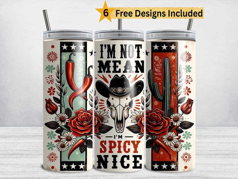 Pode incluir: Tr&ecirc;s canecas de a&ccedil;o inoxid&aacute;vel com tampas e canudos. Cada caneca apresenta um design exclusivo com tema ocidental. Uma tem pimentas, outra uma caveira com chap&eacute;u de cowboy e a terceira um cacto. O texto "I'M NOT MEAN I'M SPICY NICE" &eacute; exibido.